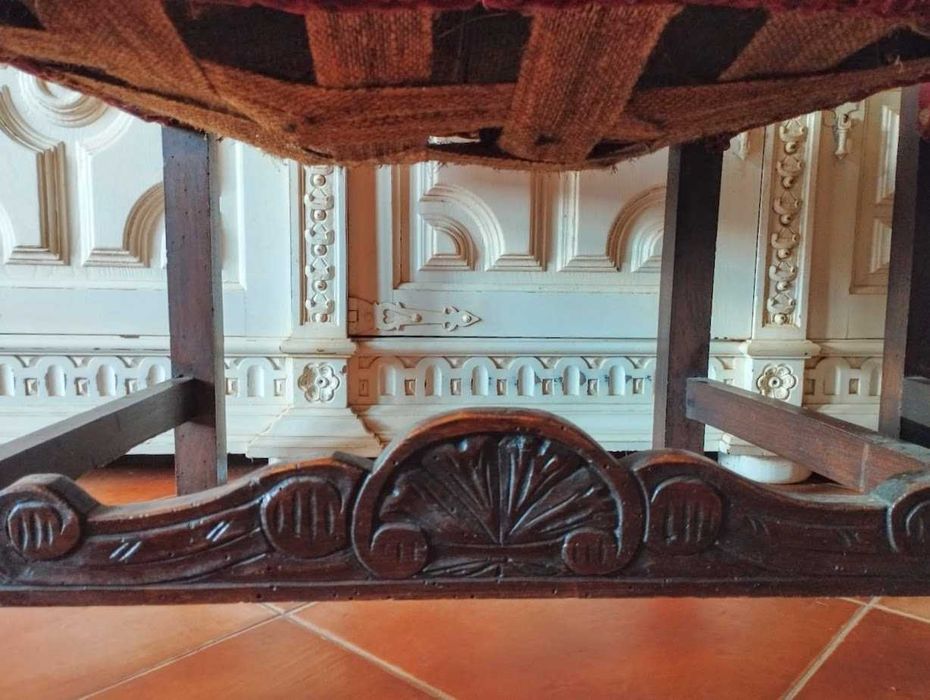 Antigo e excecional par de cadeirões trono restaurados