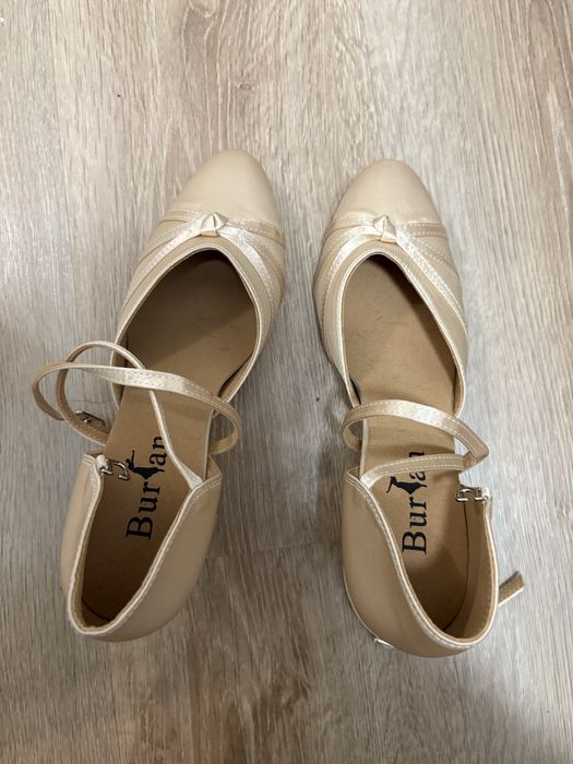 Czółenka buty do tańca beżowe Burtan 7,5cm nowe 39