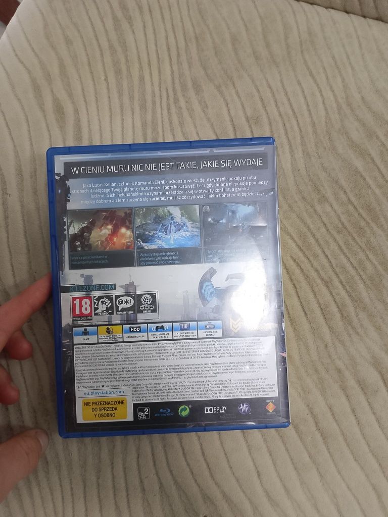 Dwie gry na ps 4.