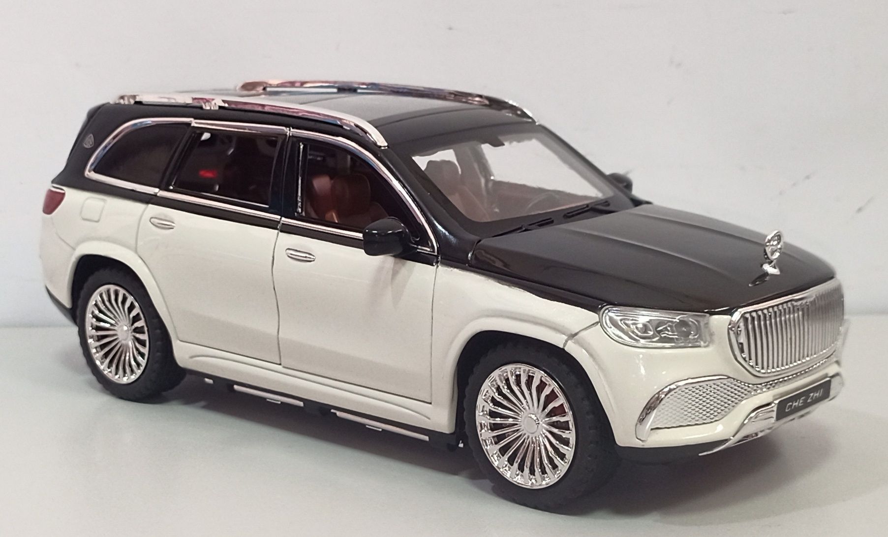 Машинка Mercedes MAYBACH GLS600 модель 1:24 CHE ZHI. Металл, звук свет