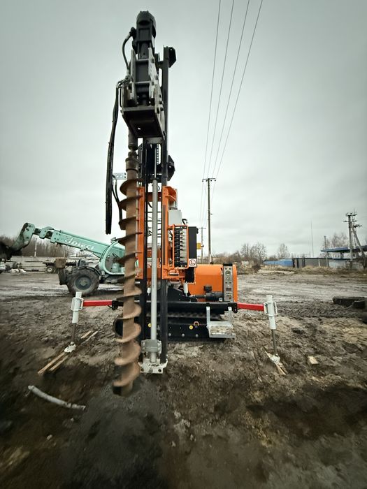 Забивання паль металевих опор дорожних знаків під сонячну станцію СЕС.