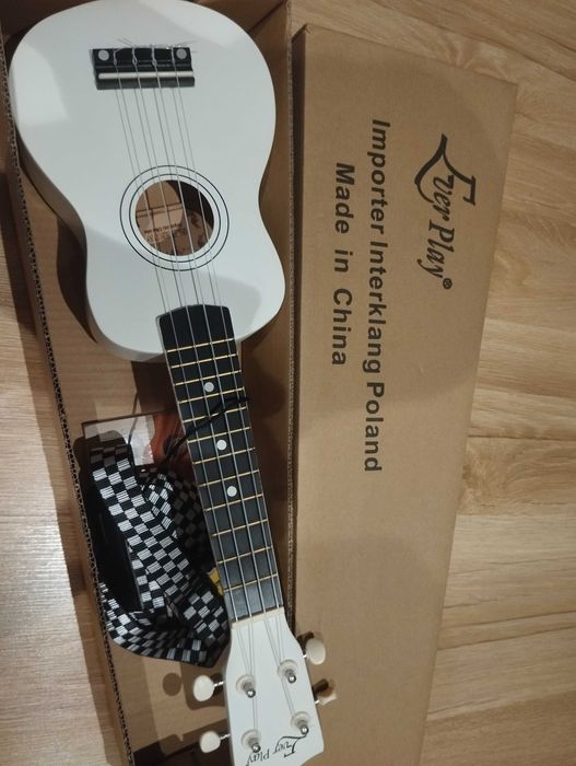 Ukulele białe Every Play sopranowe + chwyty + pasek