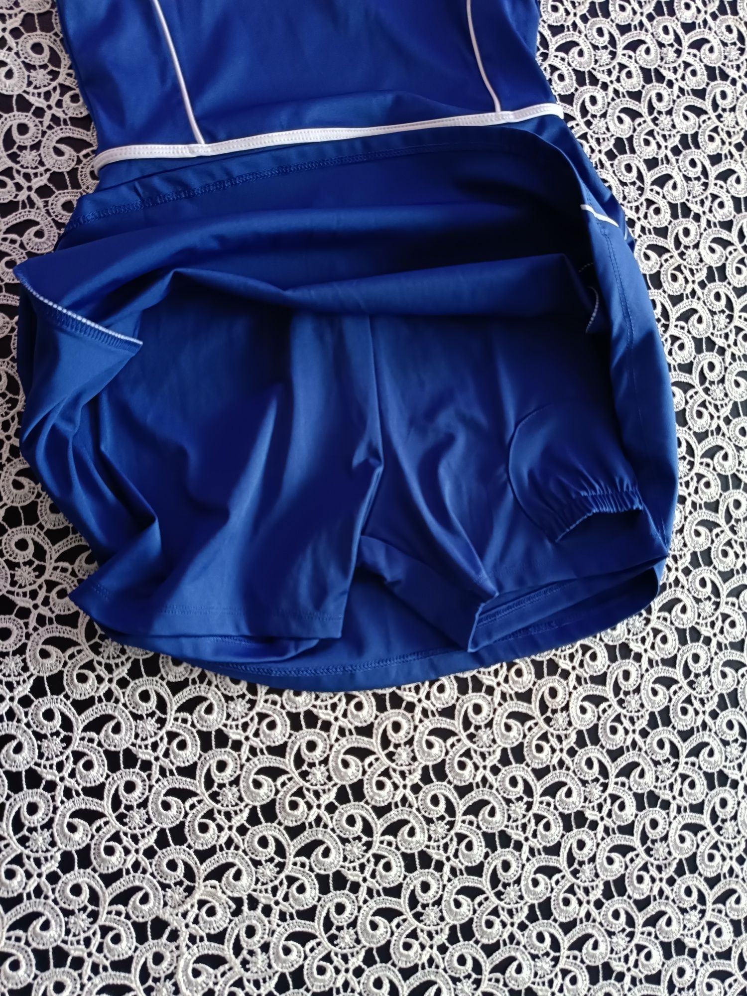 Sportowa sukienka z przytymi spodenkami Zara 140