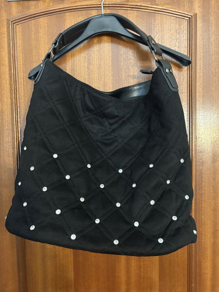 Mala preta em veludo com diamantes