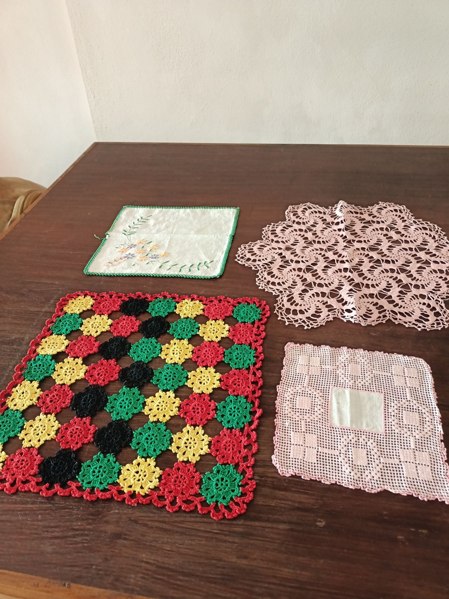 Varios paninhos bordados,