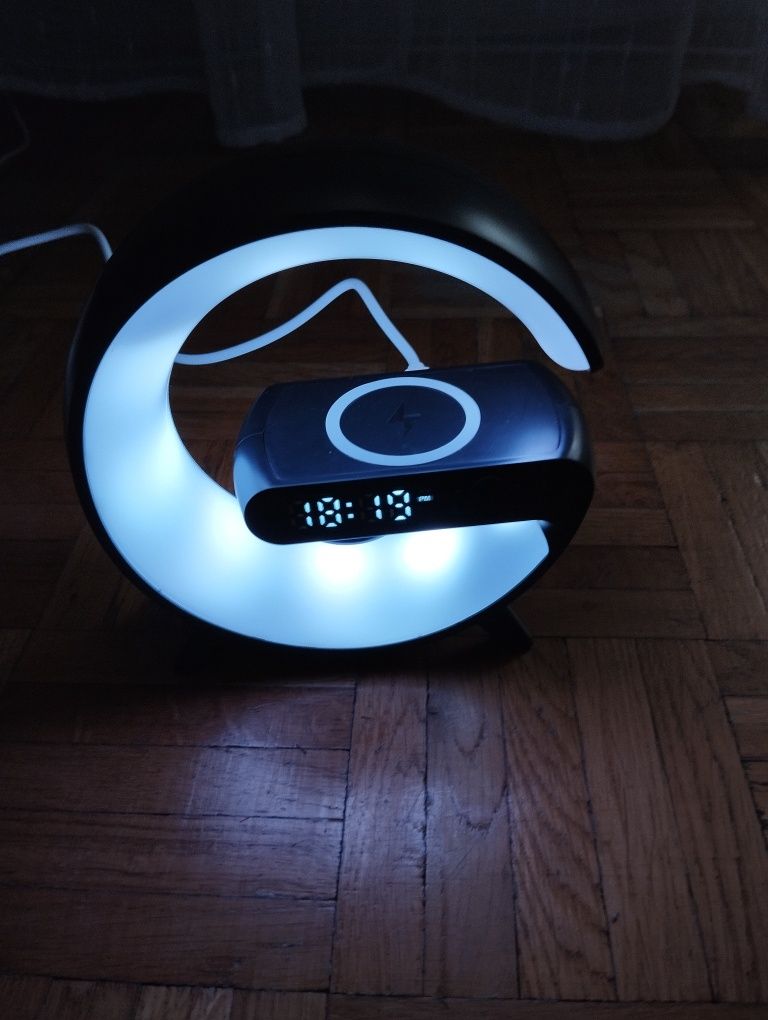 Lampka, zegarek, odtwarzacz muzyki. 3 w 1