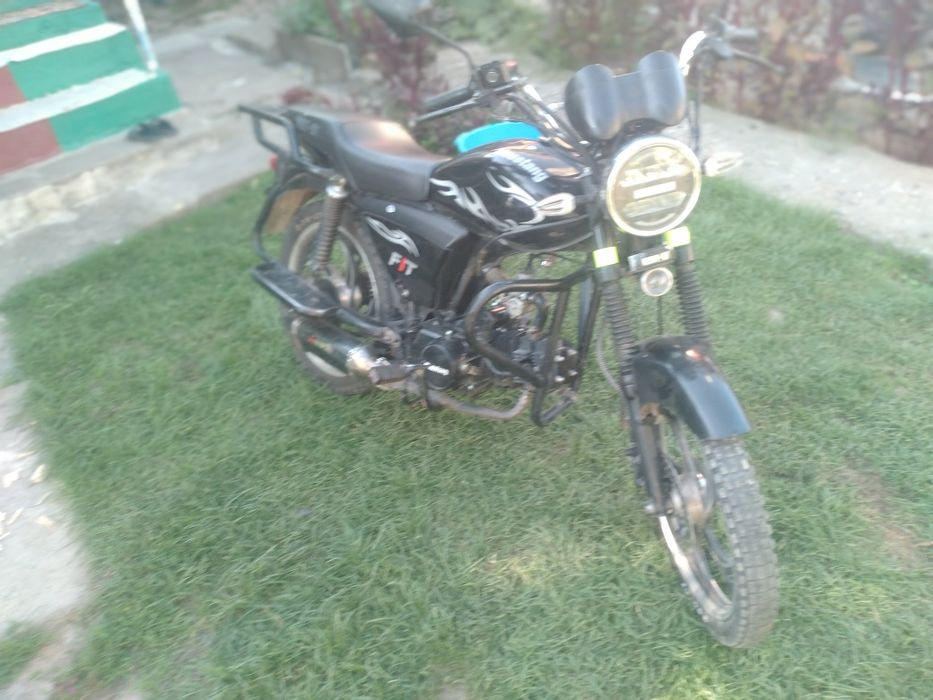 Продам мотоцикол мустанг фіт 125-8 харашо заводиця, їде добре, все оок