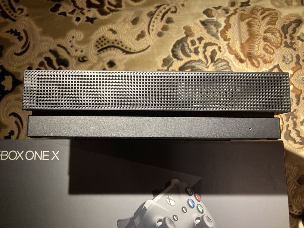 Ігрова приставка Xbox One X 1Tb