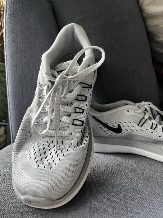 Szare buty sportowe nike