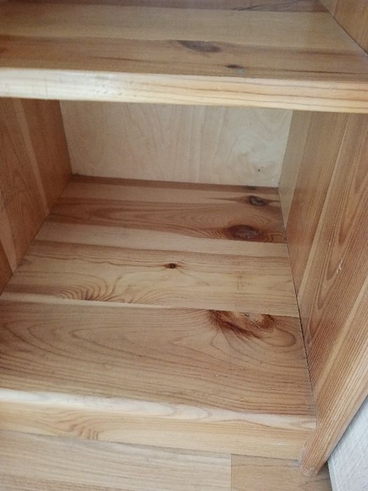 Drewniany regał sosnowy z czterema pólkami