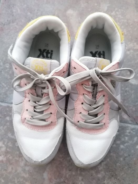 Ténis Xti amarelo e rosa