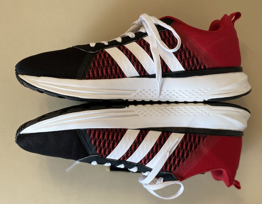 Кросівки Adidas.