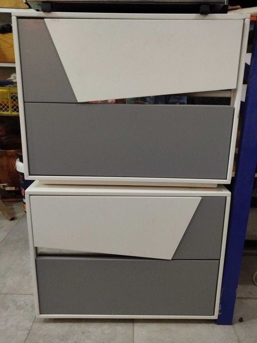 Par de Mesas de cabeceira com 2 gavetas