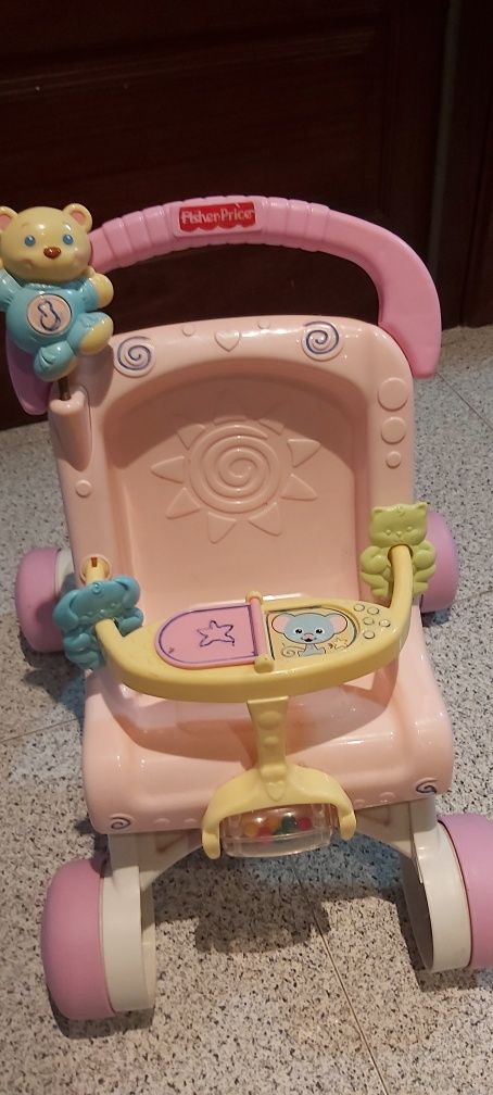 Andarilho e carrinho  de boneca.