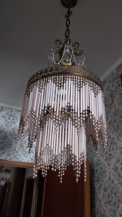 Dois(2) Candeeiros de teto de metal cor bronze e adornos de cristais.