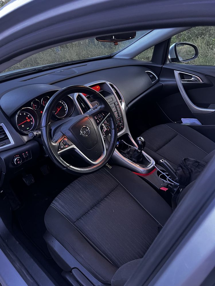 Opel Astra J 1.4t kombi