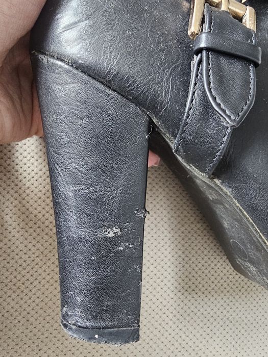 Czarne botki na słupku obcas eleganckie złota klamra
