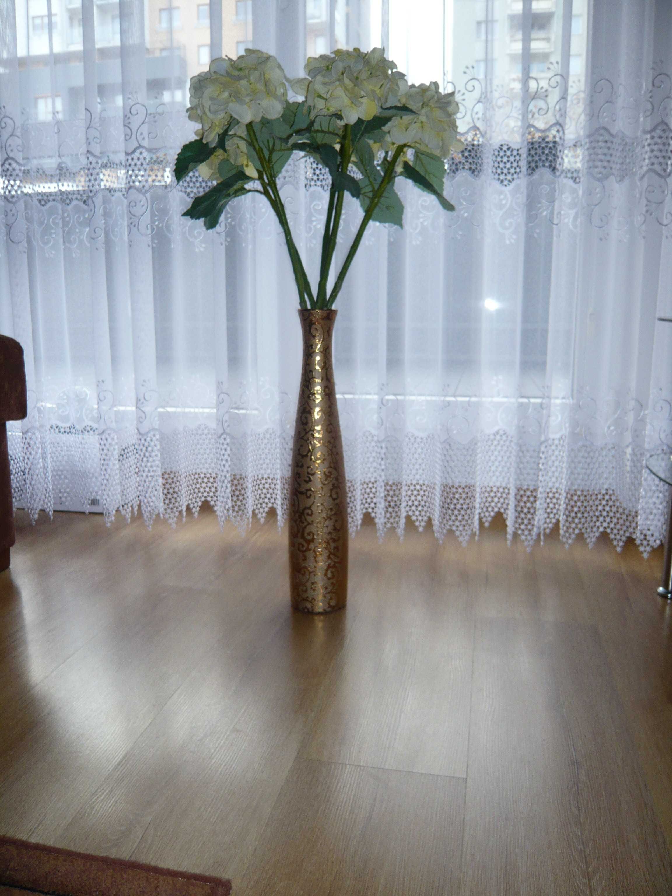 Wazon wysoki firmy Home&You z pięcioma sztucznymi kwiatami hortensjami
