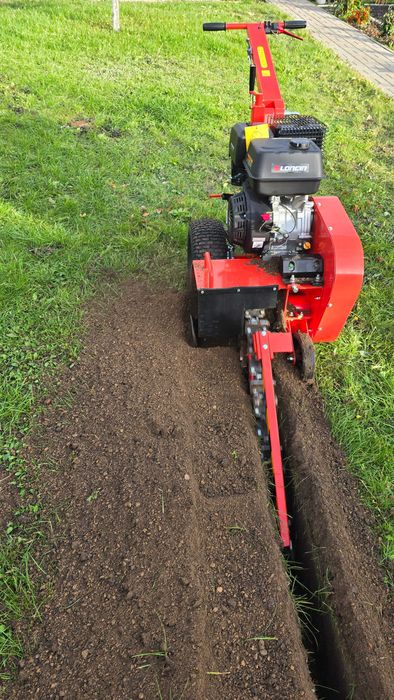 Koparka łańcuchowa kopanie rowków koparką łańcuchową, usuwanie pni