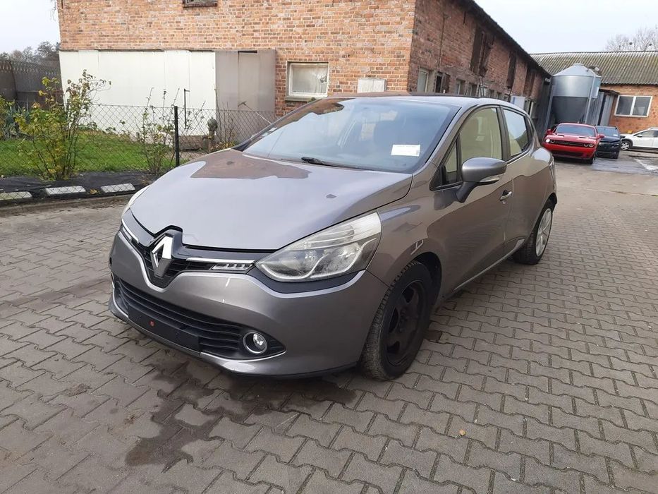 Renault Clio świeżo sprowadzone, uszkodzone, po opłatach