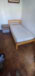 Vendo cama solteiro com colchao de molas e  mesa cabeseira
