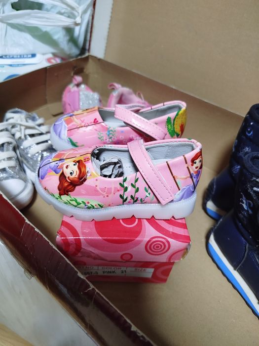 Дитяче взуття 21 - 24 розмір в хорошому стані