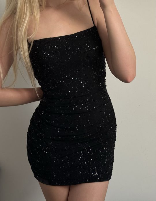 Błyszcząca dopasowana sukienka w kryształki czarna krótka na ramiączka
