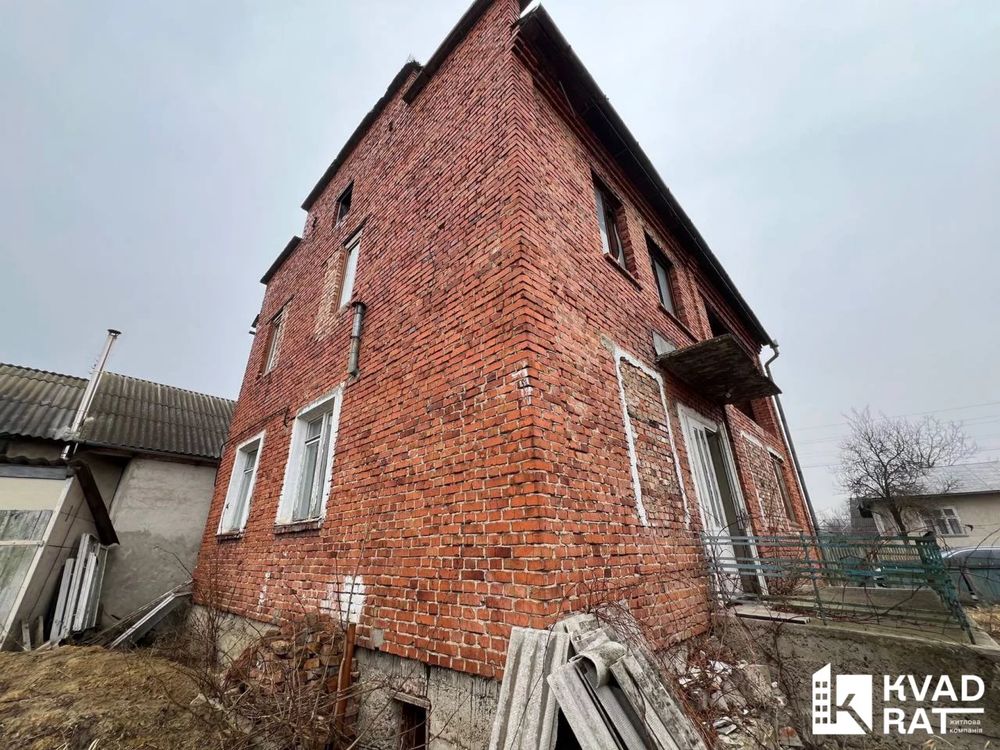 Продається будинок у центрі с. Єзупіль