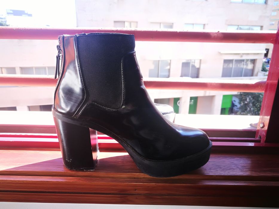 Botas tipo verniz pretas Stradivarius