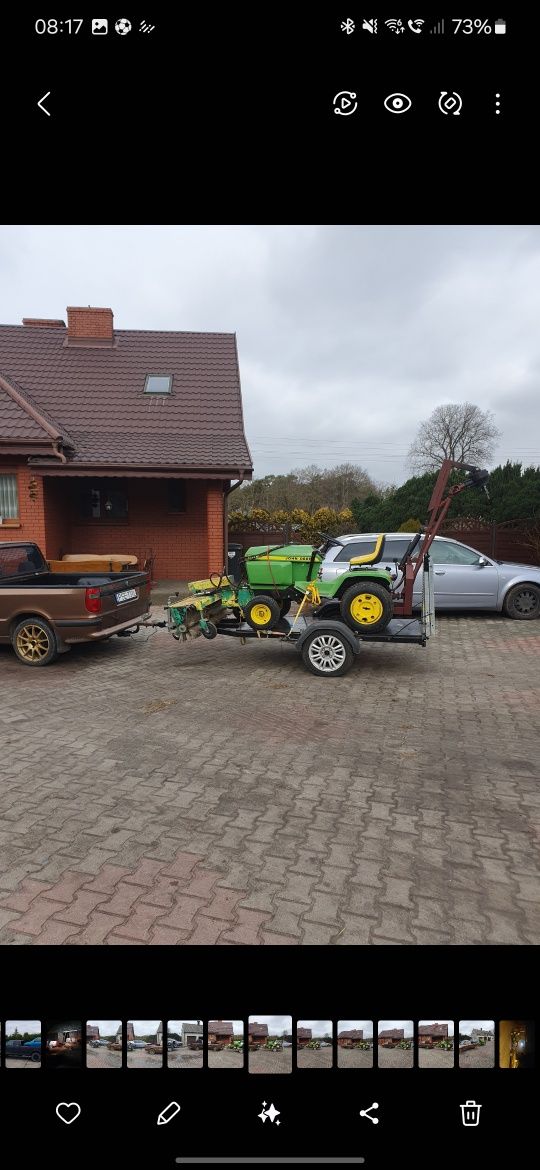 John Deere 300 – traktorek z zamiatarką, wiertnicą, glebogryzarką, kos