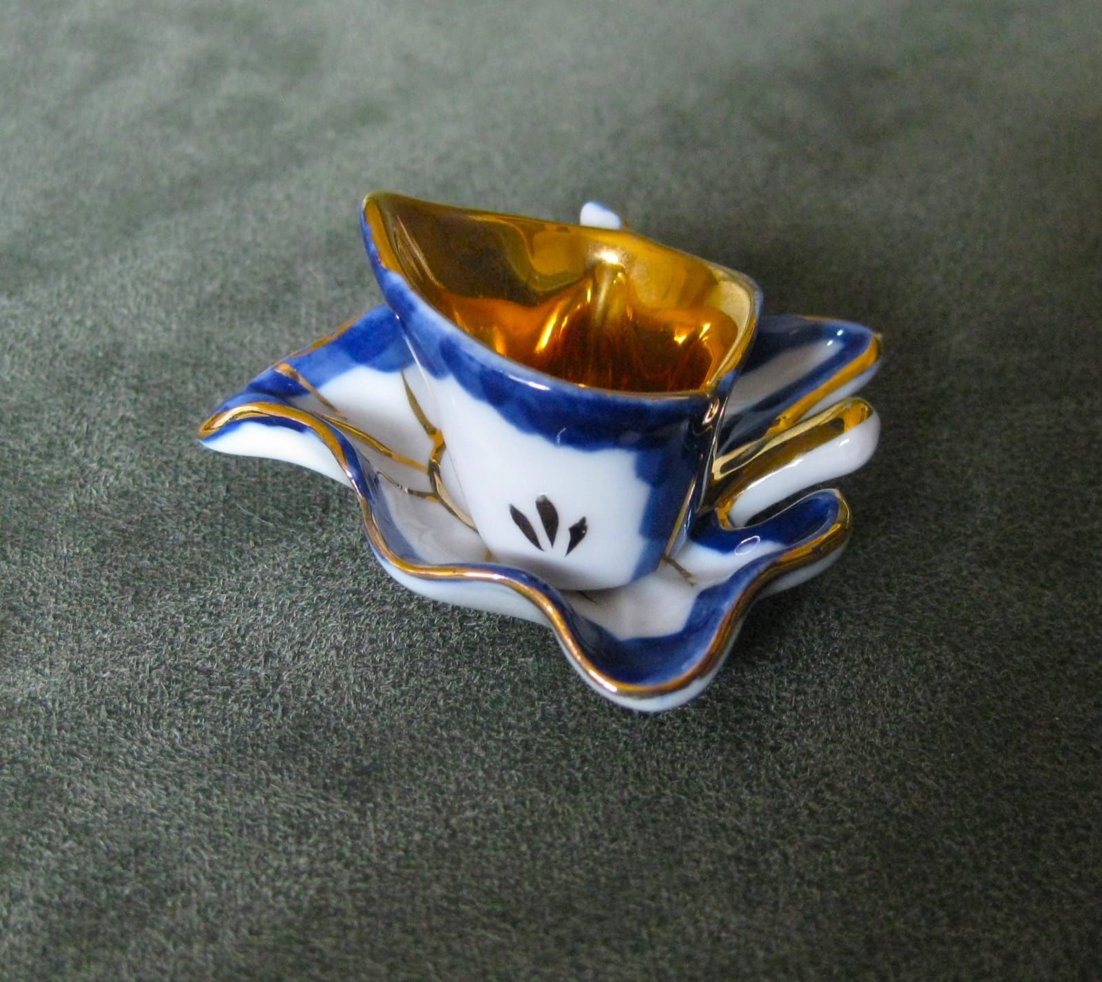 Chávena Miniatura Porcelana Marca P. L. Lda Pintada a Mão