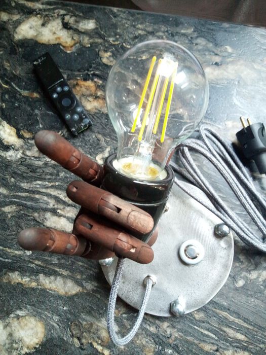 Ręka Dłoń z drewna lampa loft Industrial