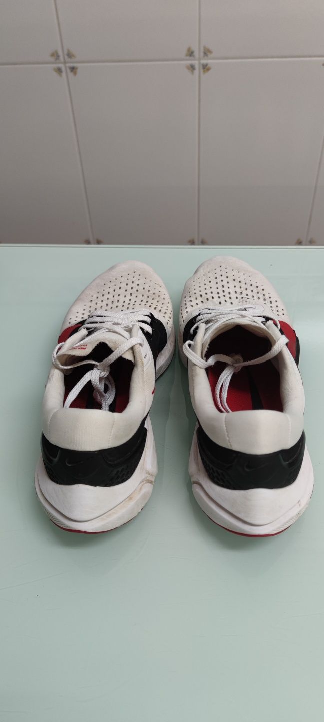 Tênis ASICS Vomero 15 42.5