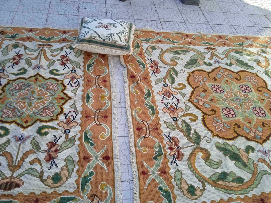 Conjunto de 2 tapetes e almofada de Arraiolos