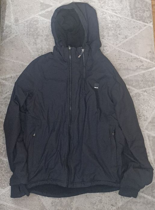 Czarna kurtka softshell z kapturem