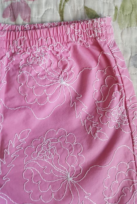 Krotkie haftowane spodenki Next r.80