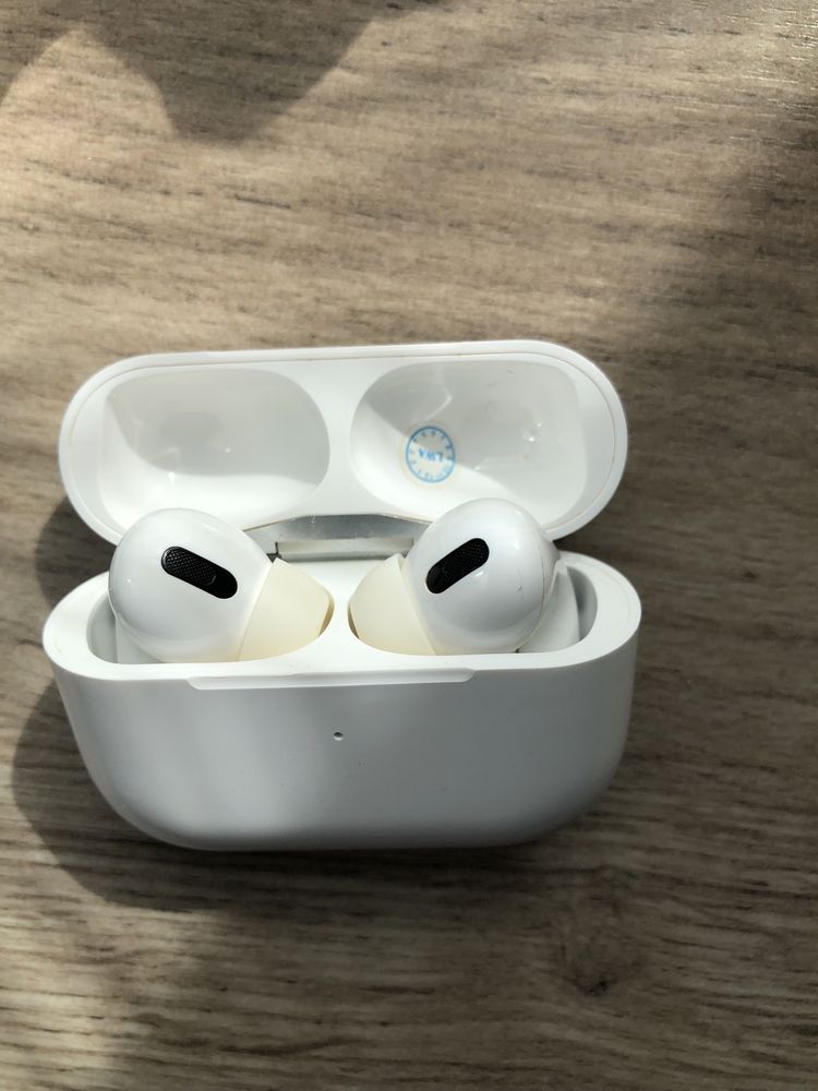 Airpods Pro та чохол