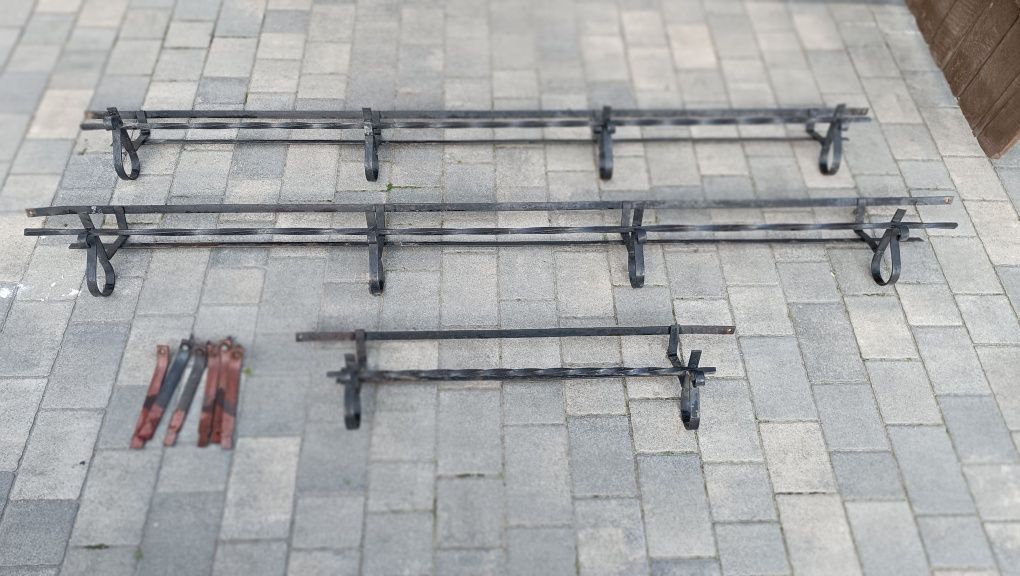 Metalowy kwietnik pod okno kute kwietniki gięte wiszące na dwór