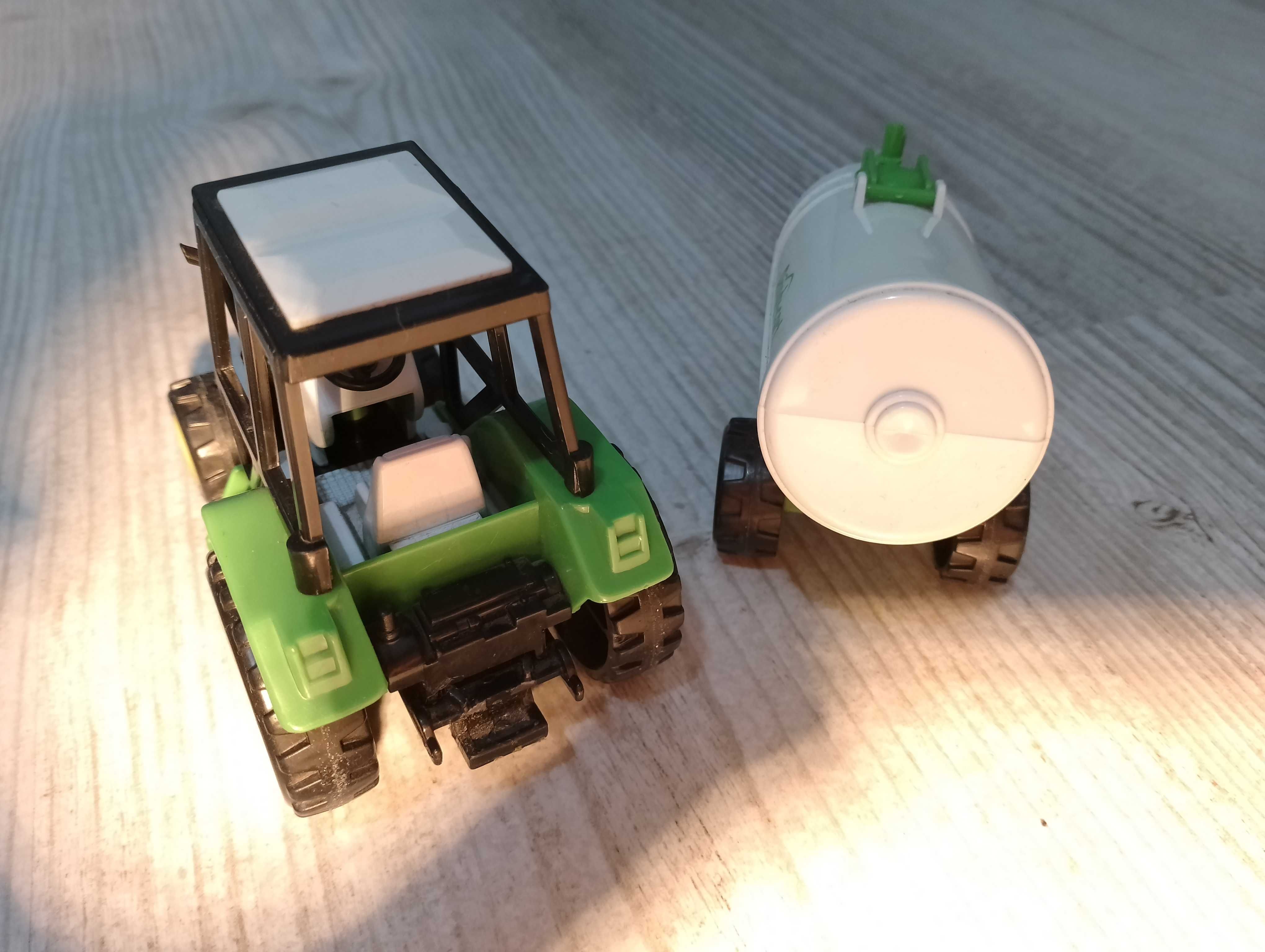 Zabawka traktor z przyczepą