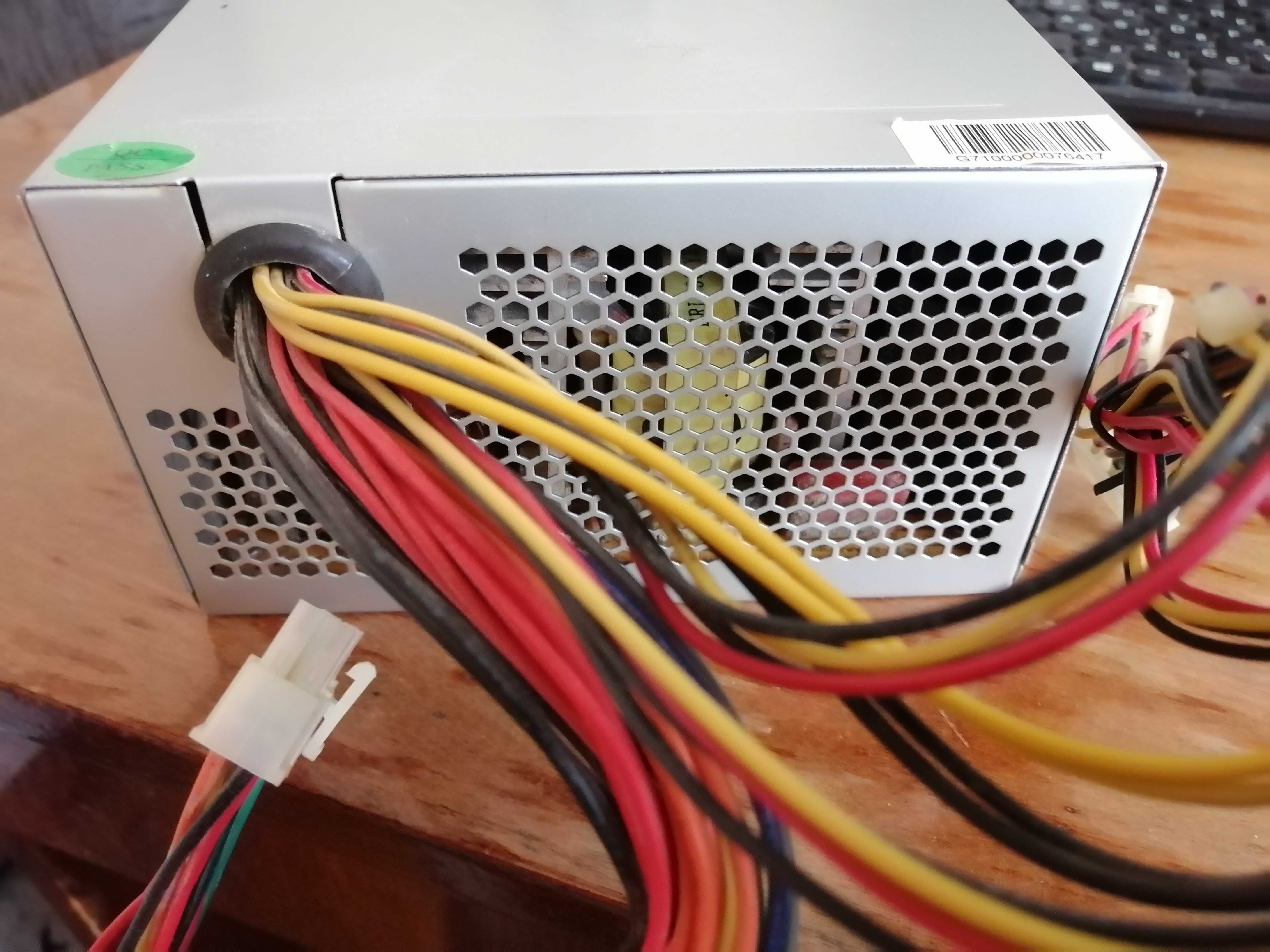 Блок питания для ПК АТХ 400W P4 в рабочем состоянии