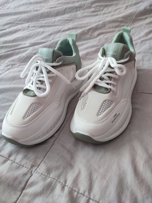 Продам нові кросівки