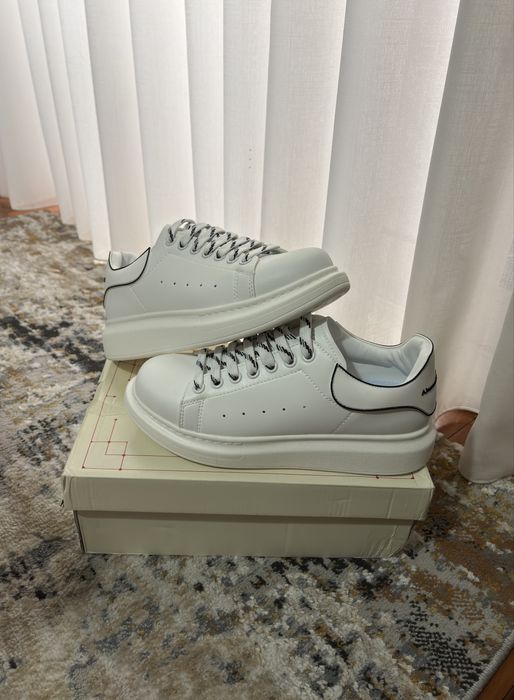 Alexander Mcqueen Brancas/Pretas