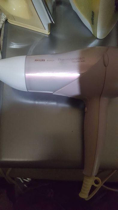 Secador de cabelo philips.
