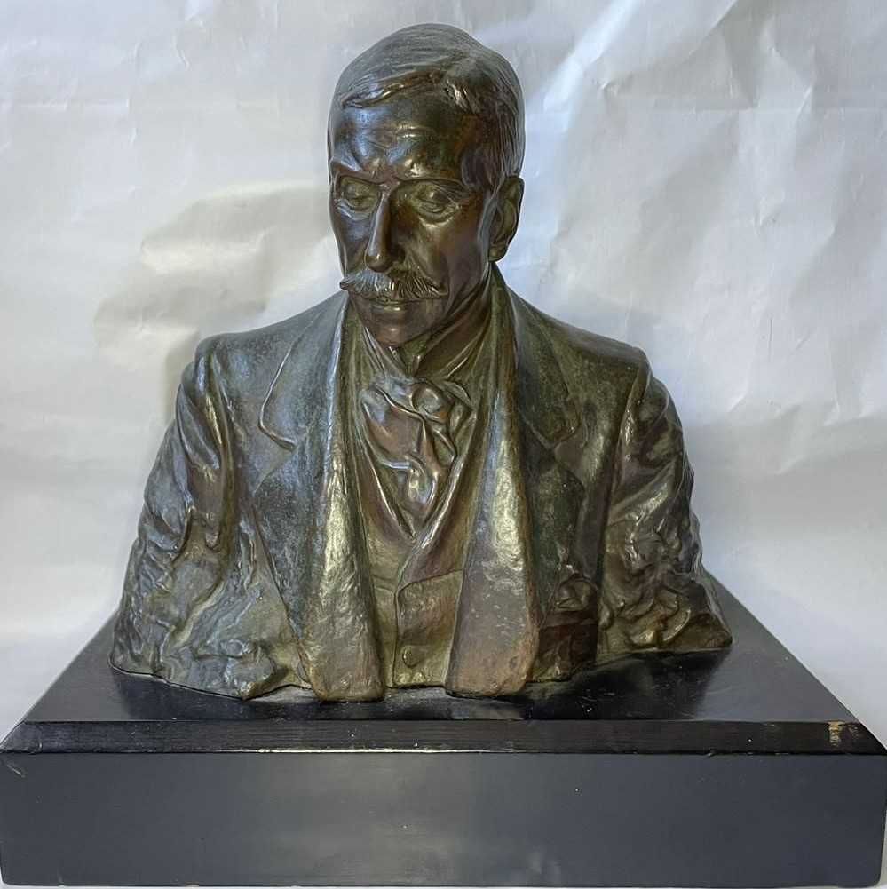 Busto de Salazar, assinado