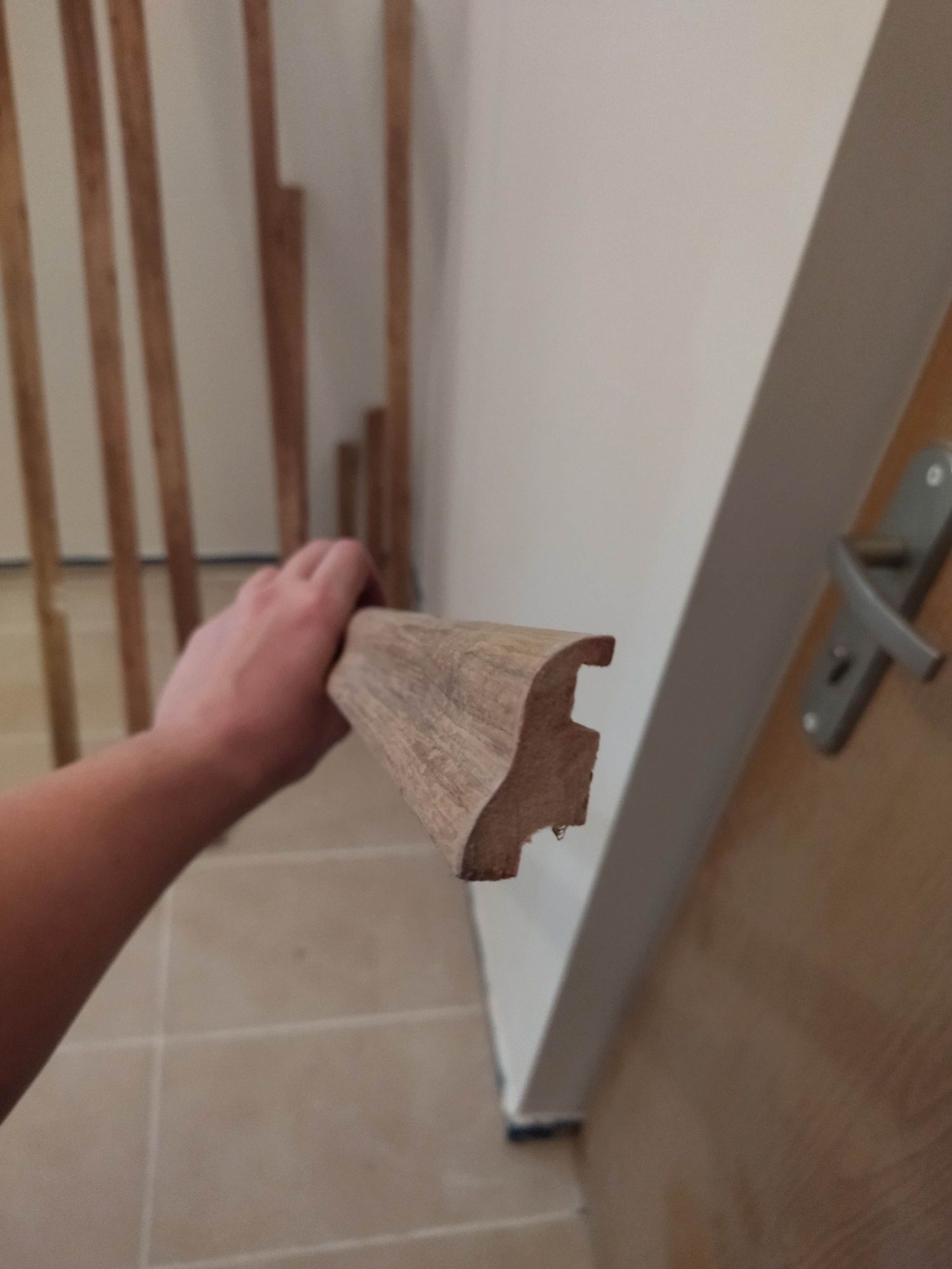 Listwy przypodłogowe MDF wys. 4,5 cm, dł. 11 m, 1 defekt