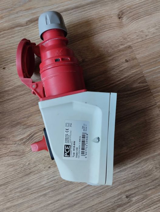 gniazdo z wtyczka 400v i gniazda 16A/32A 400v