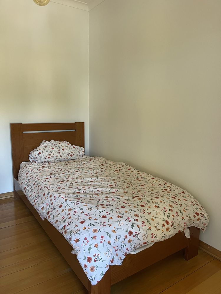 Cama com colchão e roupa de cama