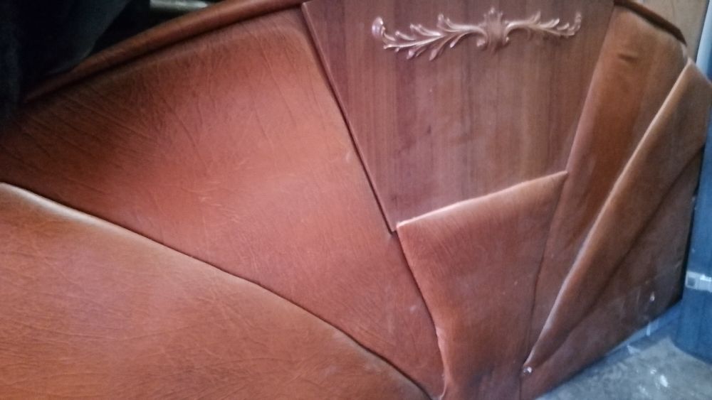 Кровать з узголівя'м