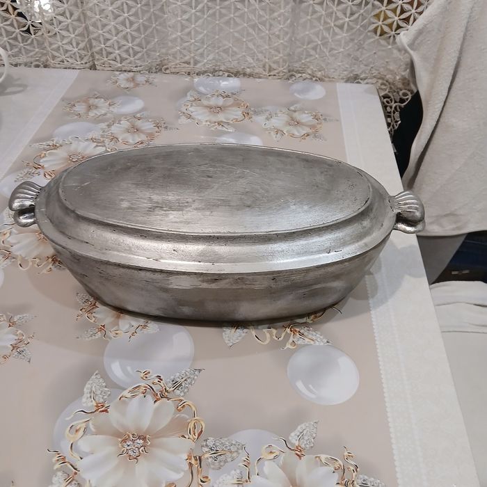 Гусятниці,миски,лійка, ебонітова бочка.