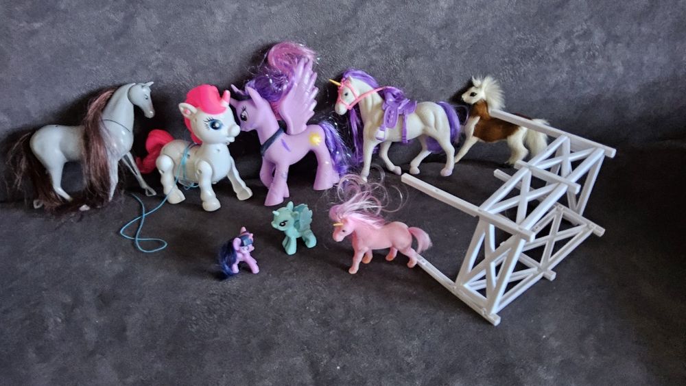 Лошадки, пони-единороги.